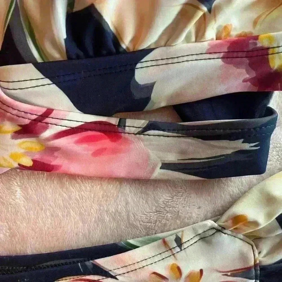 Kona Sol SZ S Adorable Floral Bikini - Picture 4 of 7